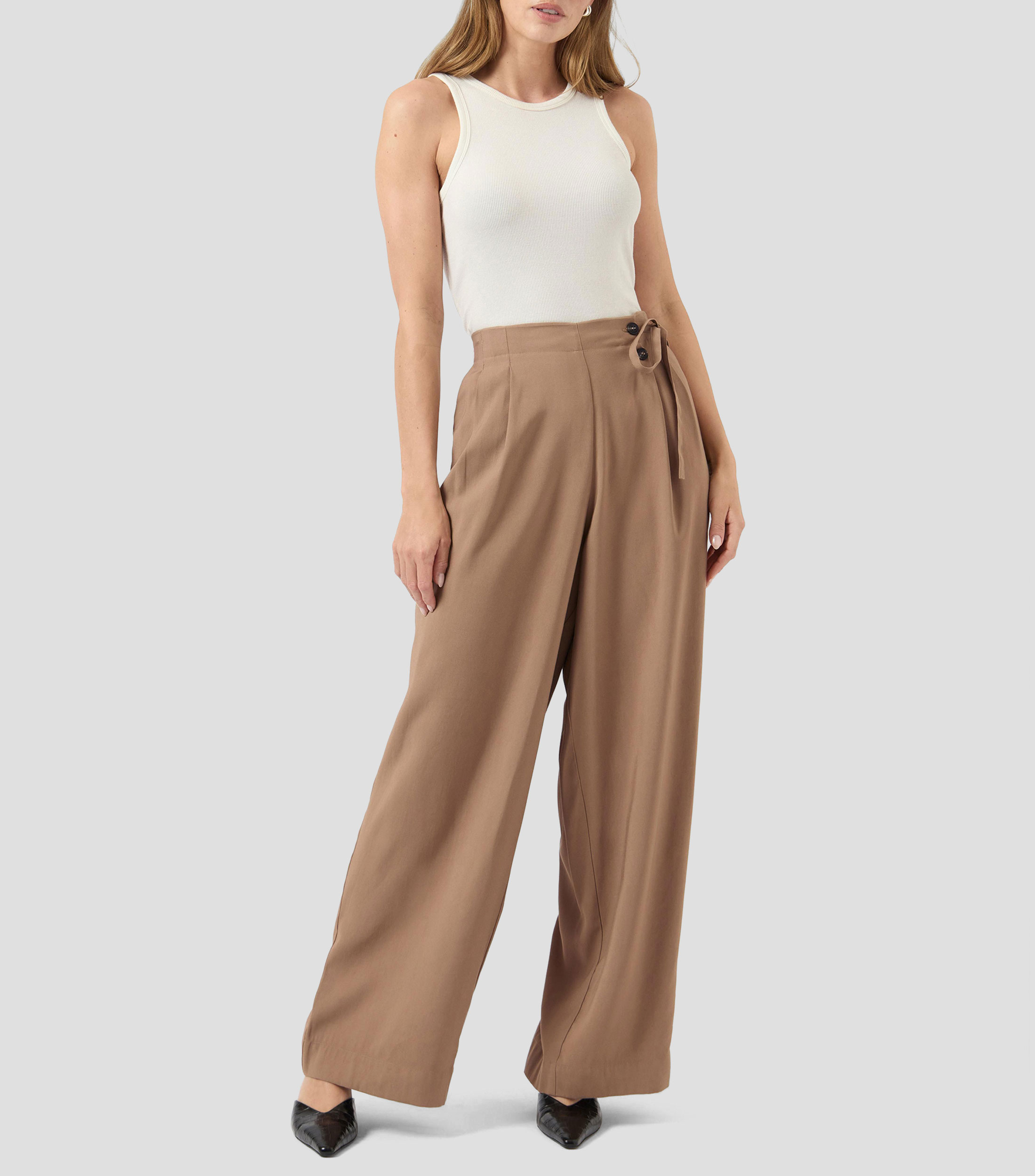 Pantalón de pierna amplia con pliegues frontales y ajuste lateral Mujer